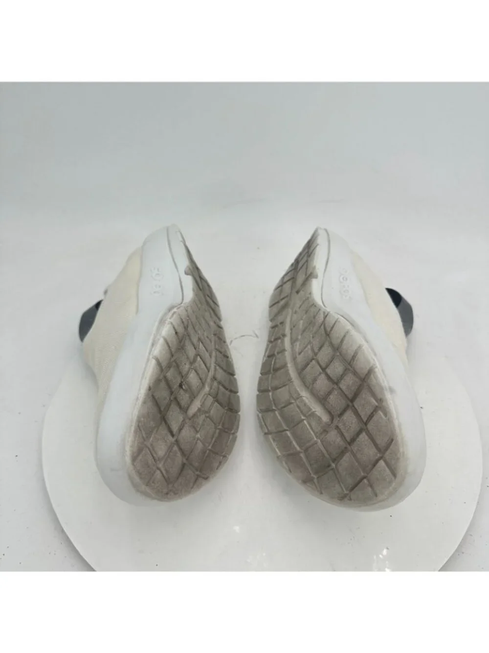 Oofos OOMG Eezee Women Size 10 Low Top White Slip On Comfort Recovery Shoes
